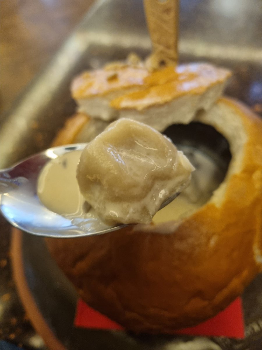 Äter mat på ett babushka-kafé i ett land österut.