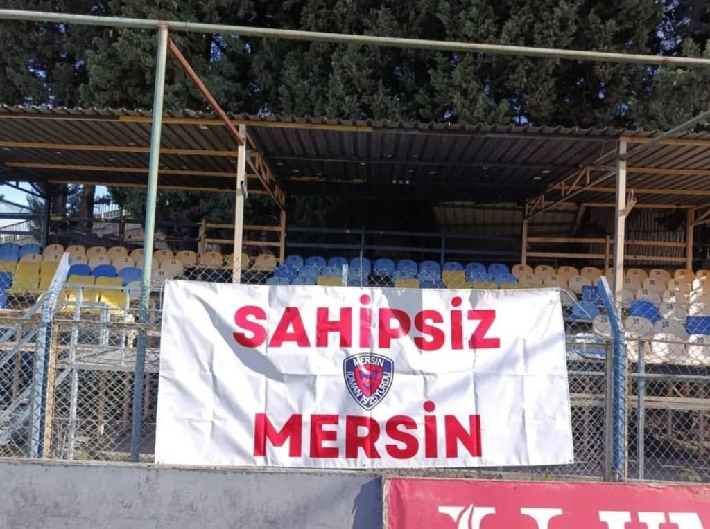 "Yeni Mersin İdman Yurdu, Süper Lig'e Yükseldi"

Haber bu olsaydı, başarıyı en ön safta sahiplenecek olanlar bugün ortada yok!

Çünkü işin gerçeği şu:

"Yeni Mersin İdman Yurdu, ekonomik sorunlar nedeniyle dün İzmir'de sahaya çıkamadı!"

Şehrin takımı, sahipsiz kaldı!