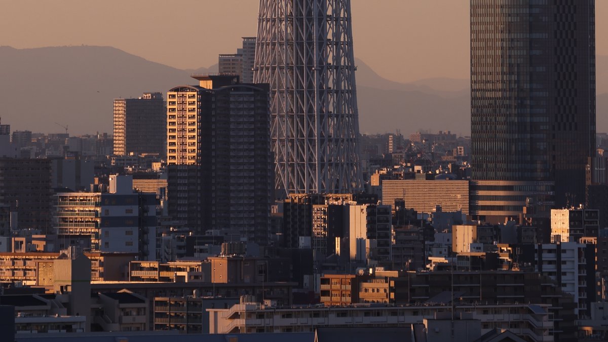 文字をタップしたら縦長になるやつ。東京スカイツリーが夕焼けから夜景になるまで。