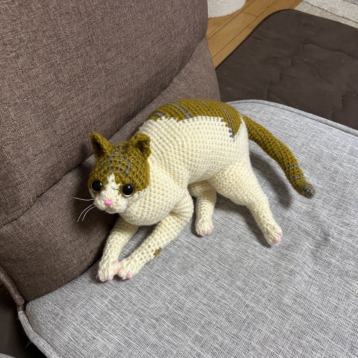 【MIHOページ】お座りの白猫さんとお散歩中の茶白猫さんのあみぐるみ MIHOページ】お座りの白猫さんとお散歩中の茶白猫さんのあみぐるみ