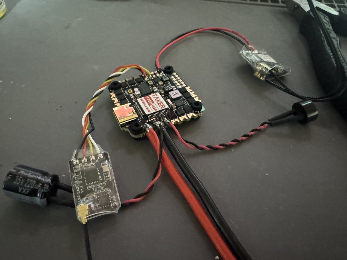 ここまでやってシネクロ100のモーターピッチサイズが違うトラブルにでくわして作業中断でした…
いやーシネクロに1505モーター付けたかったなぁ…
9mm限界が1404なんだよなぁ…