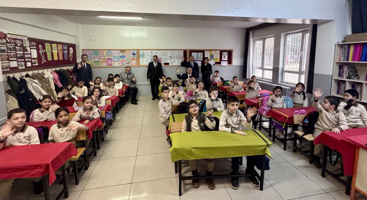 SehitkamilMEM's tweet photo. 📍 Hasan Katıkçı İlkokulu

Yeni eğitim öğretim haftasının ilk gününde, Hasan Katıkçı İlkokulunda düzenlenen Bayrak Törenine İl Milli Eğitim Müdürümüz Dr. Önder Arpacı ile İlçe Milli Eğitim Müdürümüz Mehmet Ali Tiryakioğlu katılım sağladı.🇹🇷

Törenin ardından okulda incelemelerde bulunan müdürlerimiz, sınıfları ziyaret ederek öğrencilerle bir araya geldi; eğitim ortamlarına ilişkin değerlendirmelerde bulundu. 📘👩‍🏫
Ayrıca okul kantininde, Okul Kantinlerinde Satılacak Gıdalar ve Eğitim Kurumlarındaki Gıda İşletmelerinin Hijyen Yönünden Denetlenmesi Genelgesi kapsamında denetimler gerçekleştirildi. 🏫

Yeni haftanın, gazi şehrimizin eğitim camiasına hayırlı olmasını diliyor; öğrenci, öğretmen ve idarecilerimize başarılar temenni ediyoruz.

🤝Eğitimde el ele,hep birlikte zirveye

#Okul360
#Heryönüyleokul
#MaarifinışığındaŞehitkamil
#Erdemdeğereylem

@Yusuf__Tekin @tcmeb @kemalcebervali @gantepvaliligi @Dr_Onderarpaci @Gaziantep_MEM 
@omeryamli @M_A_Tiryakioglu