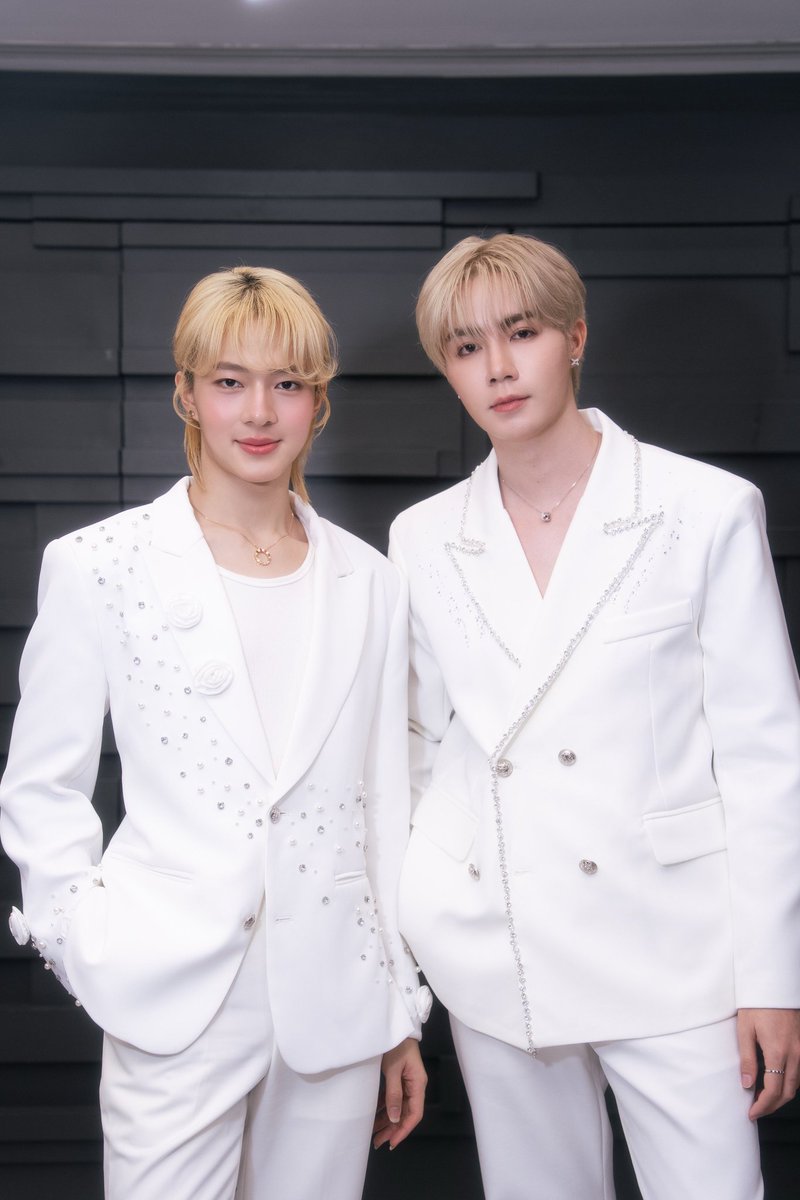 hiahianu's tweet photo. zeepruk be like: you go blonde then im going too, you want brown then lets do it together.

Couple who fried their hair together will last forever😌

Y AWARDS 25 X ZEENUNEW
#YUniverseAwards2025xDMD 
#ZeeNuNew https://t.co/zLPyoxCHJr