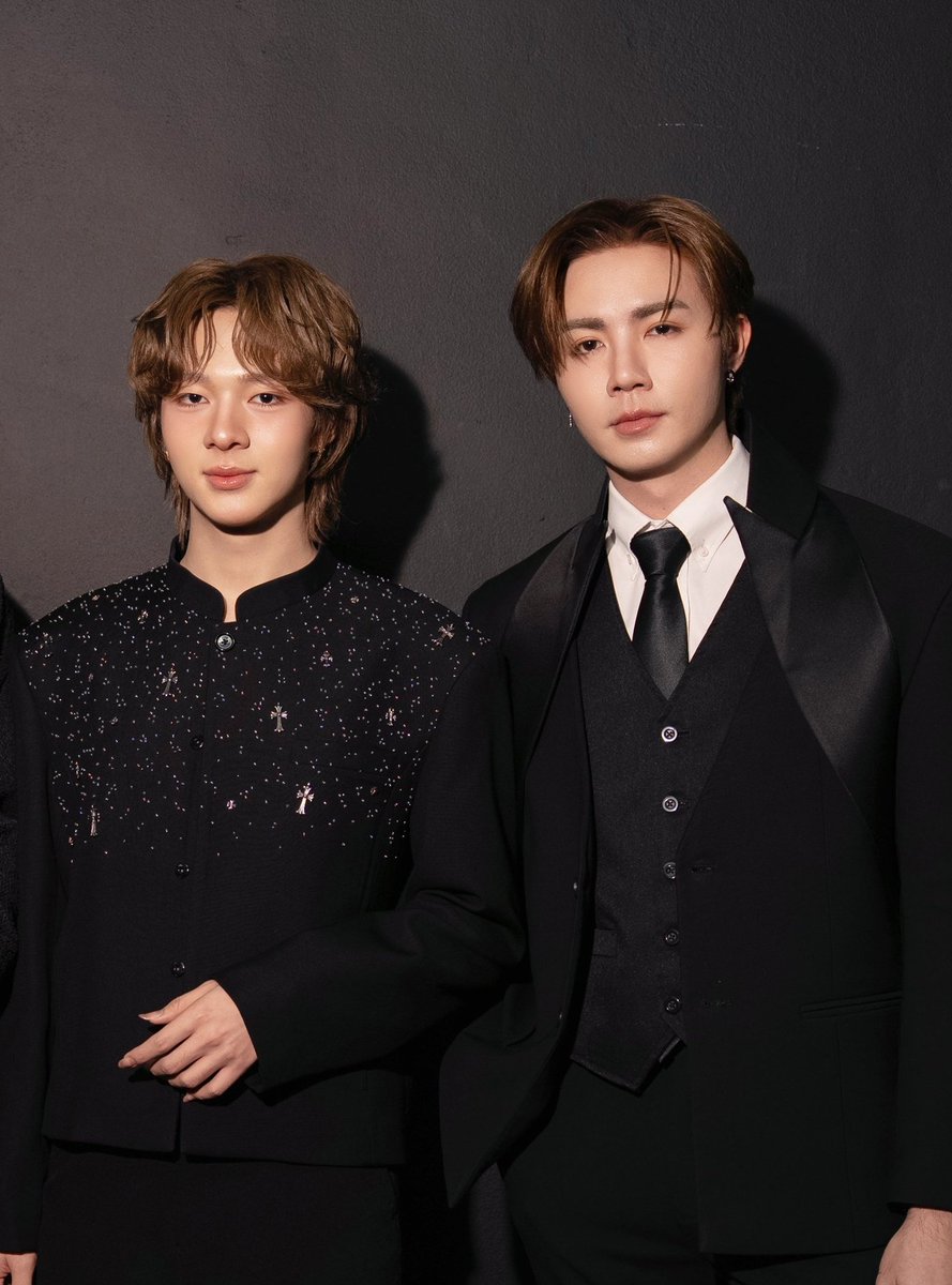 hiahianu's tweet photo. zeepruk be like: you go blonde then im going too, you want brown then lets do it together.

Couple who fried their hair together will last forever😌

Y AWARDS 25 X ZEENUNEW
#YUniverseAwards2025xDMD 
#ZeeNuNew https://t.co/zLPyoxCHJr