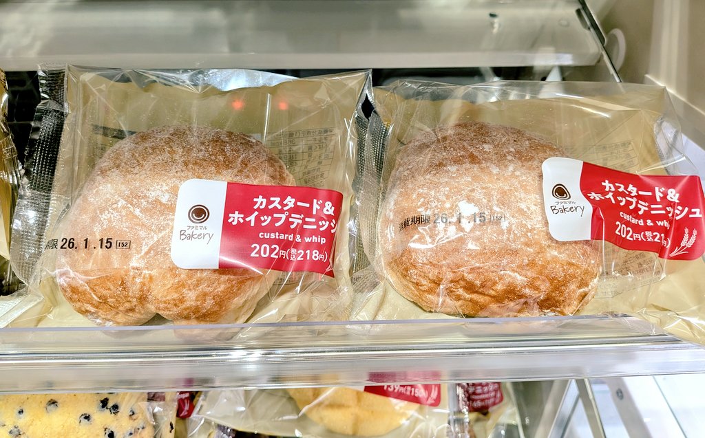 ファミリーマートのこのパン、
カスタード＆ホイップデニッシュ超超超超美味しいの❤❤❤
近所のファミマではなかなかゲットできなかったんだけど那覇・新都心エリアのファミマ3件まわってようやく発見！！2個ゲット❣️❣️明日楽しみ〜😋💕
よし、今日はもう満足じゃ。帰りますーす🌃✨️