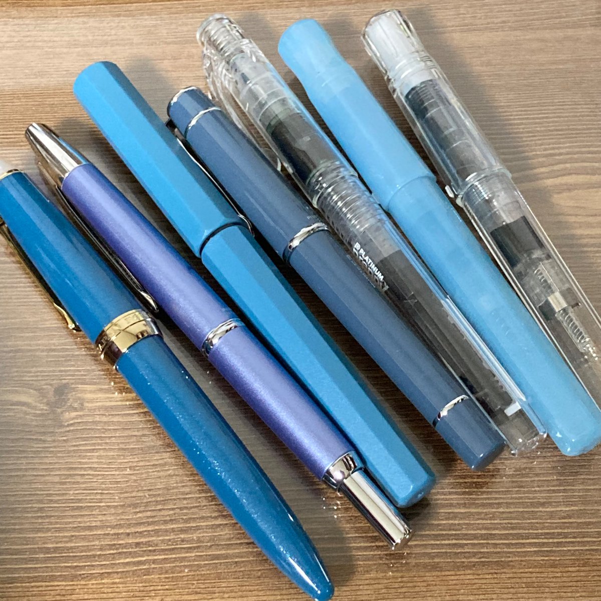 하늘색 아니면 투명