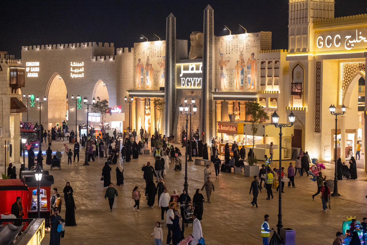 Dmm_city's tweet photo. 🔴 عاجل
المدينة العالمية بالدمام تنجح في جذب أكثر من 250 ألف زائر في وقت قياسي 😱

#الدمام اصبحت وجهة السعادة والفرح والترفية في المنطقة الشرقية 😍 https://t.co/pa0nErYP07