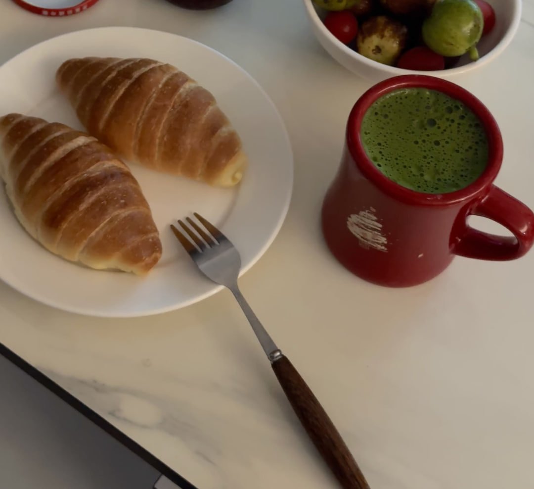 maya1654y's tweet photo. Fresh, simple, and full of morning vibes  Warm croissants, juicy figs, a bowl of fresh fruit, and a cozy green drink to start the day right ✨🥐🍃💚☀️#MorningMood #SimpleJoy #FreshStart https://t.co/gb5uxQ0LUN