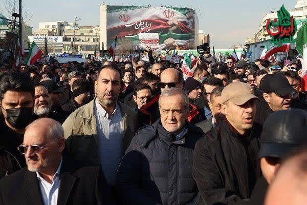 ahdathiir0r's tweet photo. رئيس الجمهورية الإسلامية الإيرانية مسعود بزشكيان حاضراً في المسيرة المليونين بطهران https://t.co/icqzcBhoTc