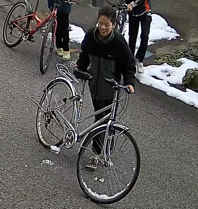 Sholcs's tweet photo. @7lyfGpvW3krm 向かいの家の小学生が道路で遊んだり防犯カメラに向かって挑発するよう態度をとったりしてます、
1人だとおとなしいのに親やお友達といると気が大きくなるせいか強気なるみたいです。嘘つきです。
まぁ、所詮ガキだから相手にしたくないのですが、正直、うっとしいです。

画像を載せます！ https://t.co/wEnuLk8HzL