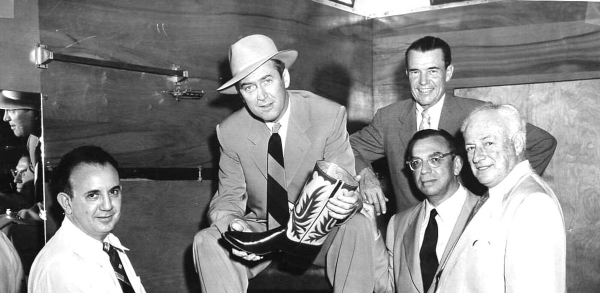 Testo
A symbol of life in the US... with an Italian history! Lucchese boots...

(Photo courtesy of Lucchese Boots)

italoamericano.org/lucchese-boot-…