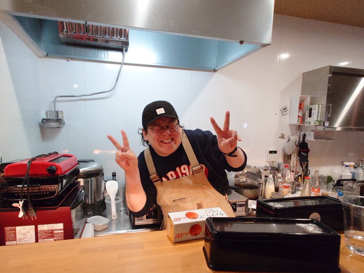 1/11(日) 駒川apolloの初イベント
「ウルトラ･スーパー･デラックスオトシダマ」【12】
フードはVANQULLWAR'Sドラマーのdさん(みっつん)担当
とりピリマヨ唐揚げ、豚汁、フランクフルト、家元大好物なヤングコーンの素揚げもございましたw