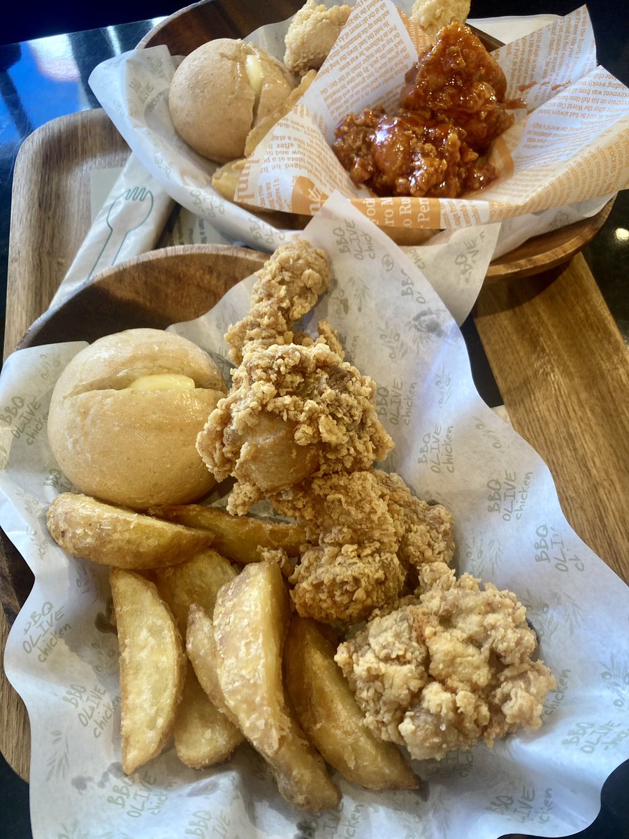 千里中央にあった韓国のチキン屋さん、オリーブチキンで昼食。コロナ禍で行くとこなくて、息子は赤ちゃんでっていうときに観て泣いていた韓国ドラマ「愛の不時着」に出ていたチキンのお店。なつかしくて感慨深い。