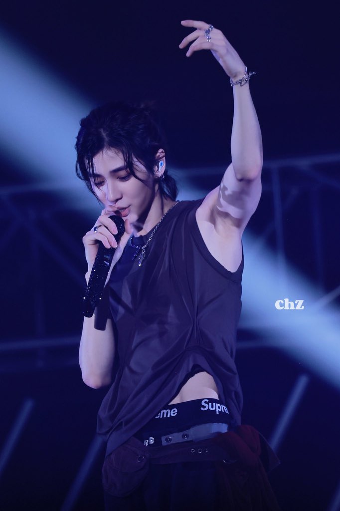 can't believe the goddamn aegyo distracted me from ALL THIS like sike hes been working out and hes so fucking big i cant breathe