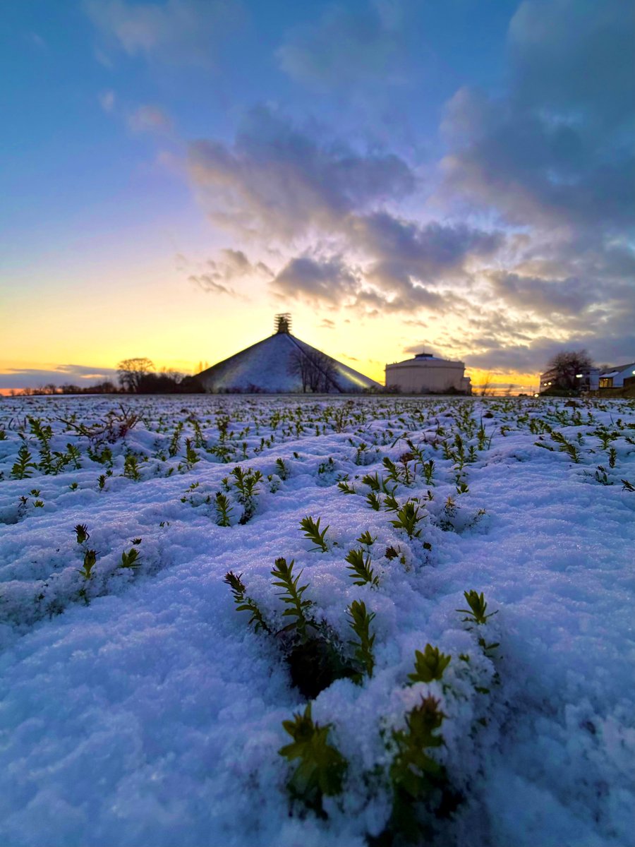 TravelTomorrowX's tweet image. Winter sunset over the Lion’s Mound ❄️🔥
📍 Waterloo, Belgium
📸 Olivier Delmotte | MTBW
#Waterloo #Belgium #snow #winter #Wallonia #ButteDuLion
