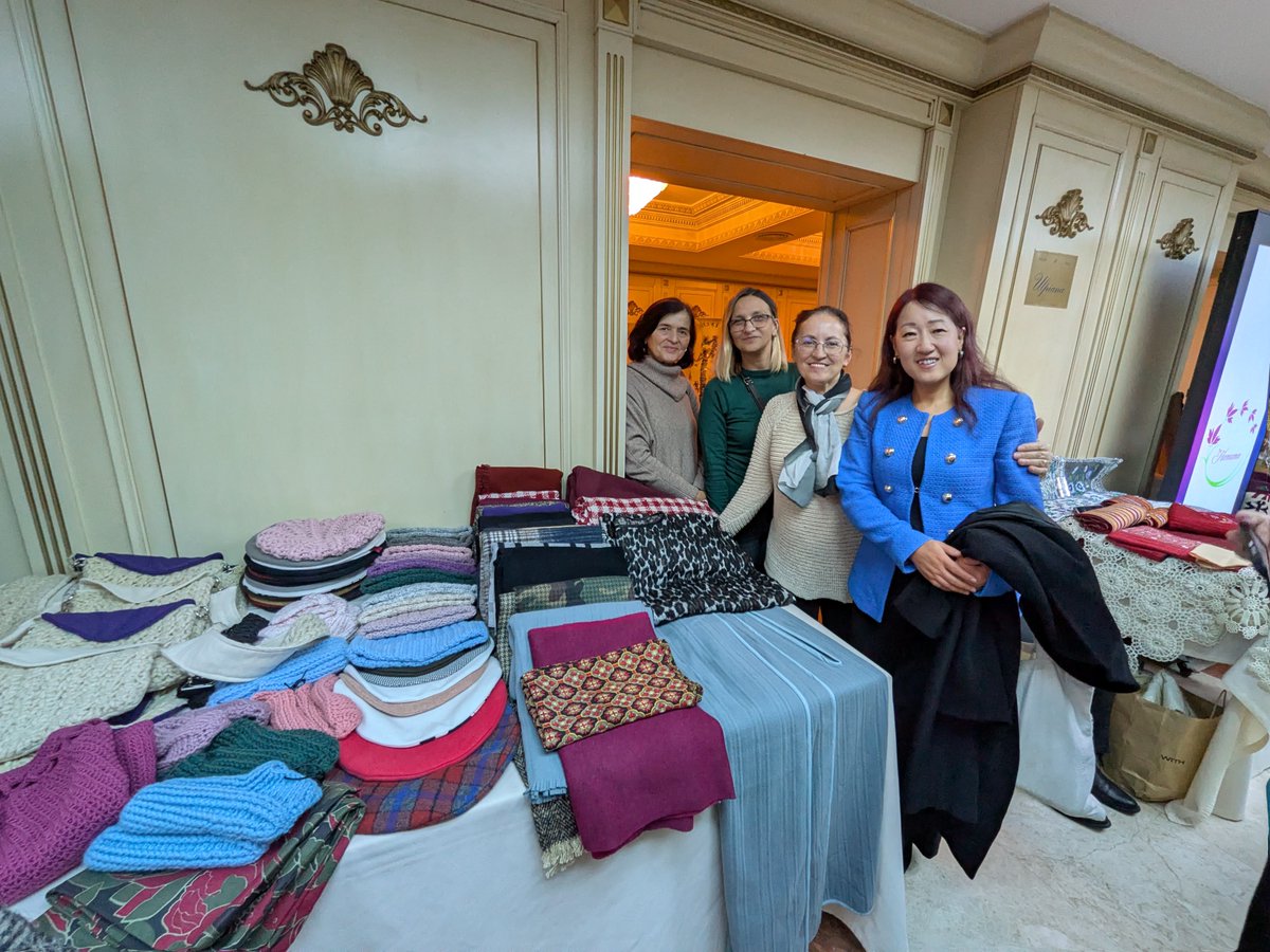 UNPeacekeeping's tweet image. 25 years after the adoption of the #WomenPeaceSecurity agenda, the work of promoting women's participation continues.

In December, @UNMIKosovo &amp;amp; @unwomenkosovo hosted the "Civil Society Reflection Forum" for the 25th anniversary of WPS &amp;amp; the #16Days 

 unmik.unmissions.org/women-peace-an…