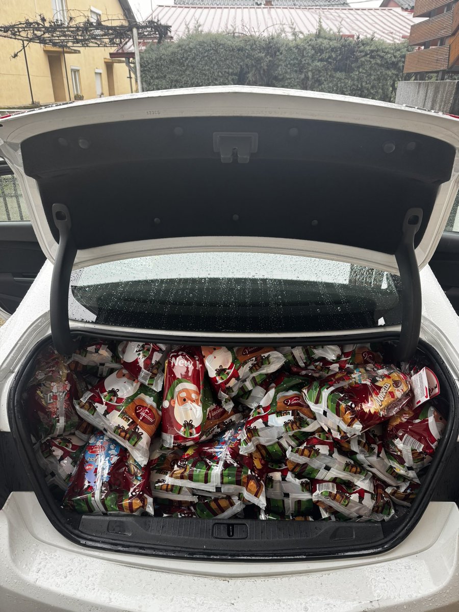 Овој викенд во Корча дониравме 50.000 денари, над 100 новогодишни пакетчиња и маици за Македонците во Корча, Голо Брдо и Пустец. На враќање доживеавме тежок инцидент, но Господ нè сочува. Продолжуваме со вера, срце и чиста намера. 🇲🇰🙏