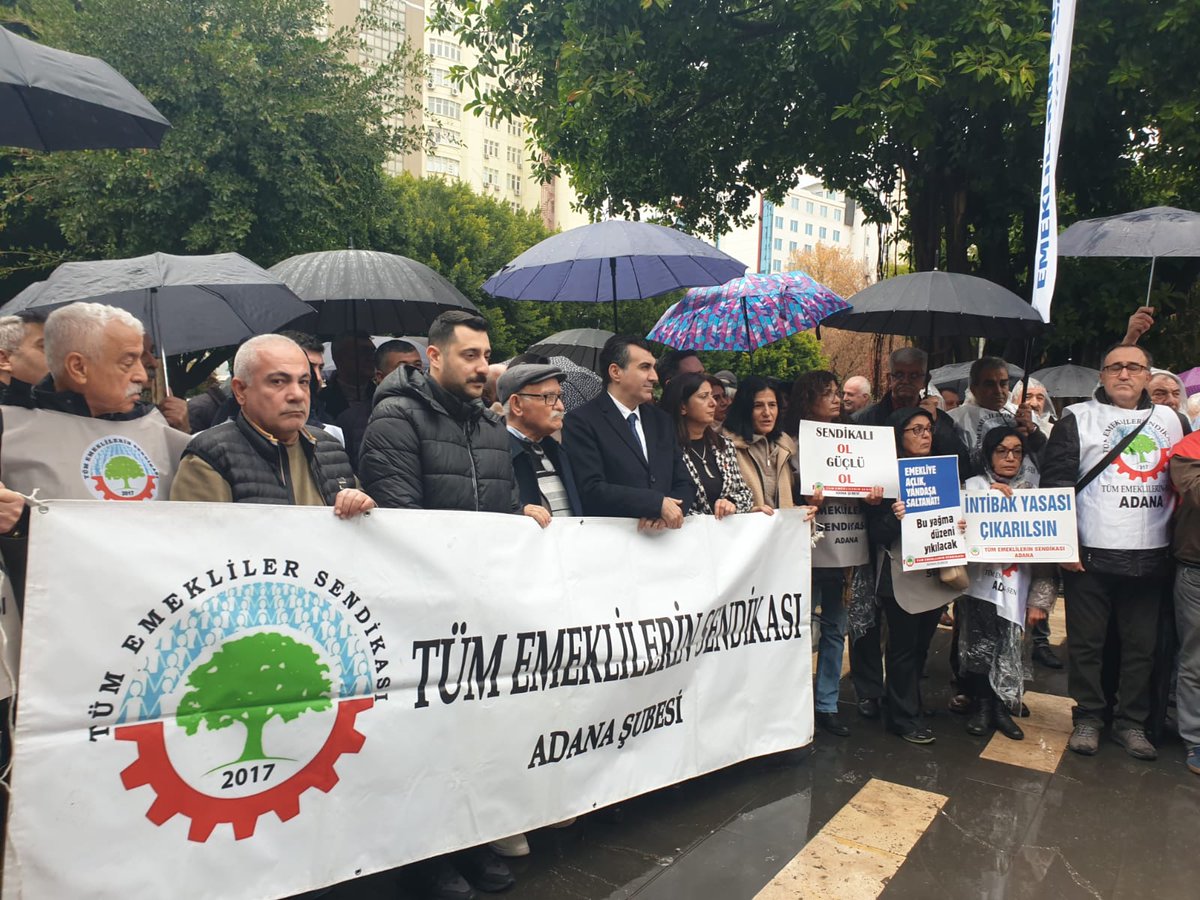 EYLEMDEYİZ... 

Partimizin emeklilerimize destek ve seyyanen zam için başlattığı eyleme emeklilerimizin sendikaları ve emek örgütleriyle birlikte destek veriyoruz.