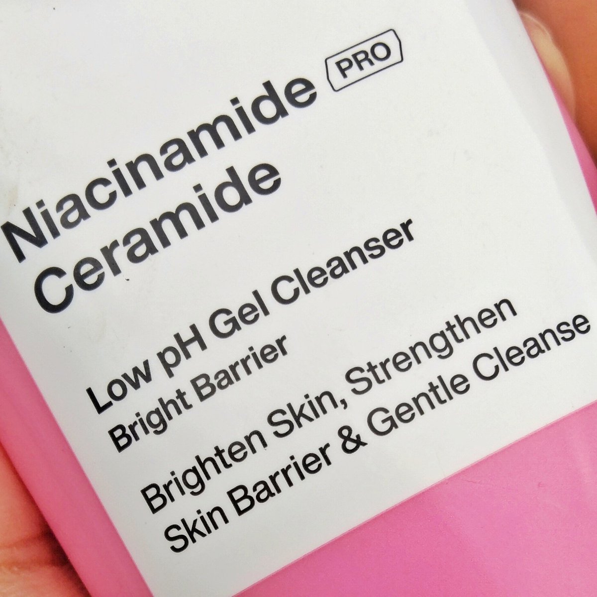 beautiesthete's tweet image. Padahal ini facial wash harganya ga sampai 30rb, tapi udah bisa mencerahkan, low pH, dan yang paling WOW…. gentle di kulit sensitif! 😬