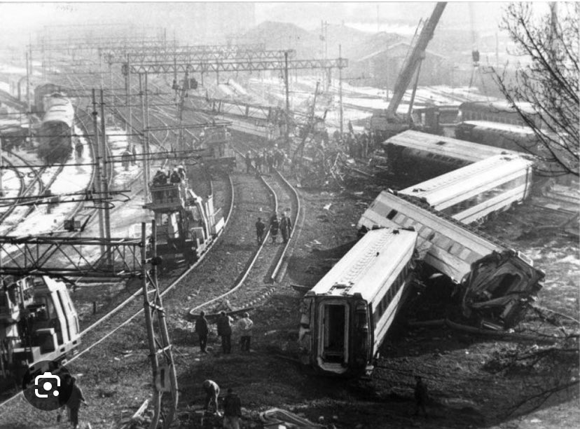 FitCisl's tweet image. #12gennaio 🕯️ 29 anni fa, il 12 gennaio 1997, il #deragliamento dell’ETR Botticelli a #Piacenza spezzò 8 vite.
🤝 Oggi ricordiamo quelle vittime e rinnoviamo il nostro impegno per una ferrovia più sicura, integrata in un’unica azienda, nel rispetto dei passeggeri, del…