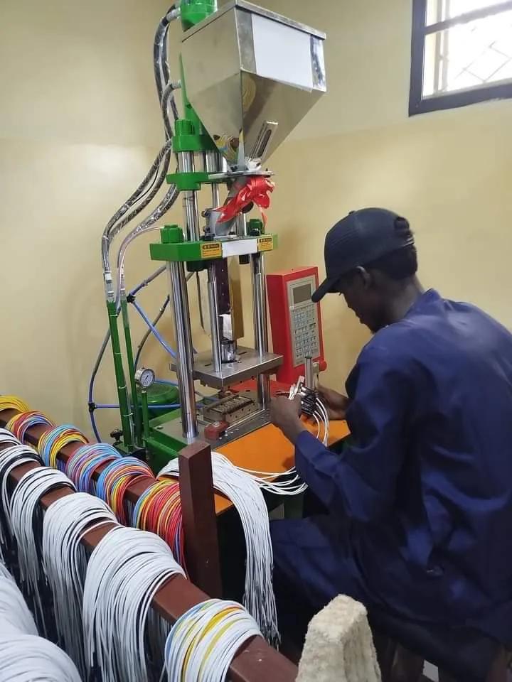 Wow 🤩 

Young Nigerians 🇳🇬 in Kano State have started manufacturing USB cables