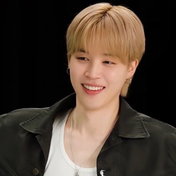 jmpopbase's tweet image. Jimin confirmed in his Disney+ interview for Are You Sure?! that reading Webtoons is part of his nightly routine, no matter where he is