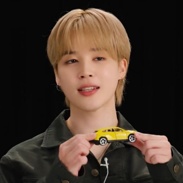 jmpopbase's tweet image. Jimin confirmed in his Disney+ interview for Are You Sure?! that reading Webtoons is part of his nightly routine, no matter where he is