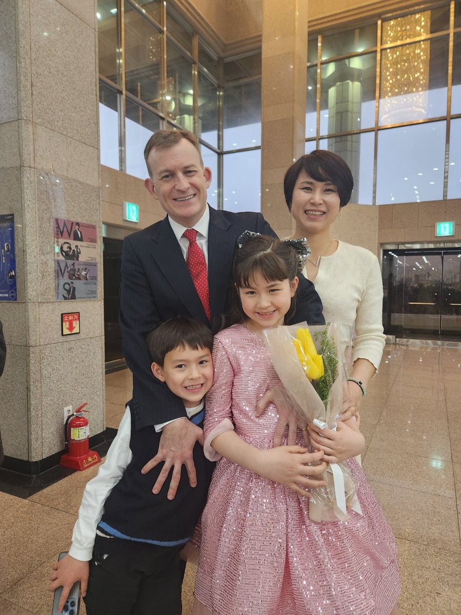 nulpuleunsonamu's tweet image. 로버트 켈리(Robert Kelly) 
부산대학교 교수 가족의 모습 (2023년)