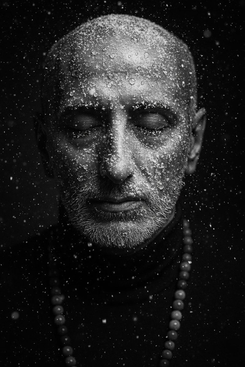 #StorieDiNeve #SalaLettura <a href="/SalaLettura/">©️ Il Caffè Letterario</a> 

“ Il nevischio che scende mentre lei cammina ricordando a sé stessa come tutto passi, e ogni cosa che cerchiamo disperatamente di trattenere alla fine svanirà”

Passi di
Il libro bianco