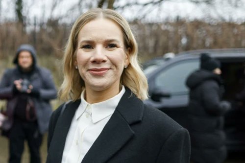 W związku z wolnością słowa w internecie mam takie pytania do pani Marty Smoleń;
1. W jakim trójmiejskim hotelu został poczęty pani najstarszy syn?
2. Czy to prawda, że ma pochodzenie niemieckie?
Jestem ciekawy i chciałbym wiedzieć. Z góry dziękuję za odpowiedź...