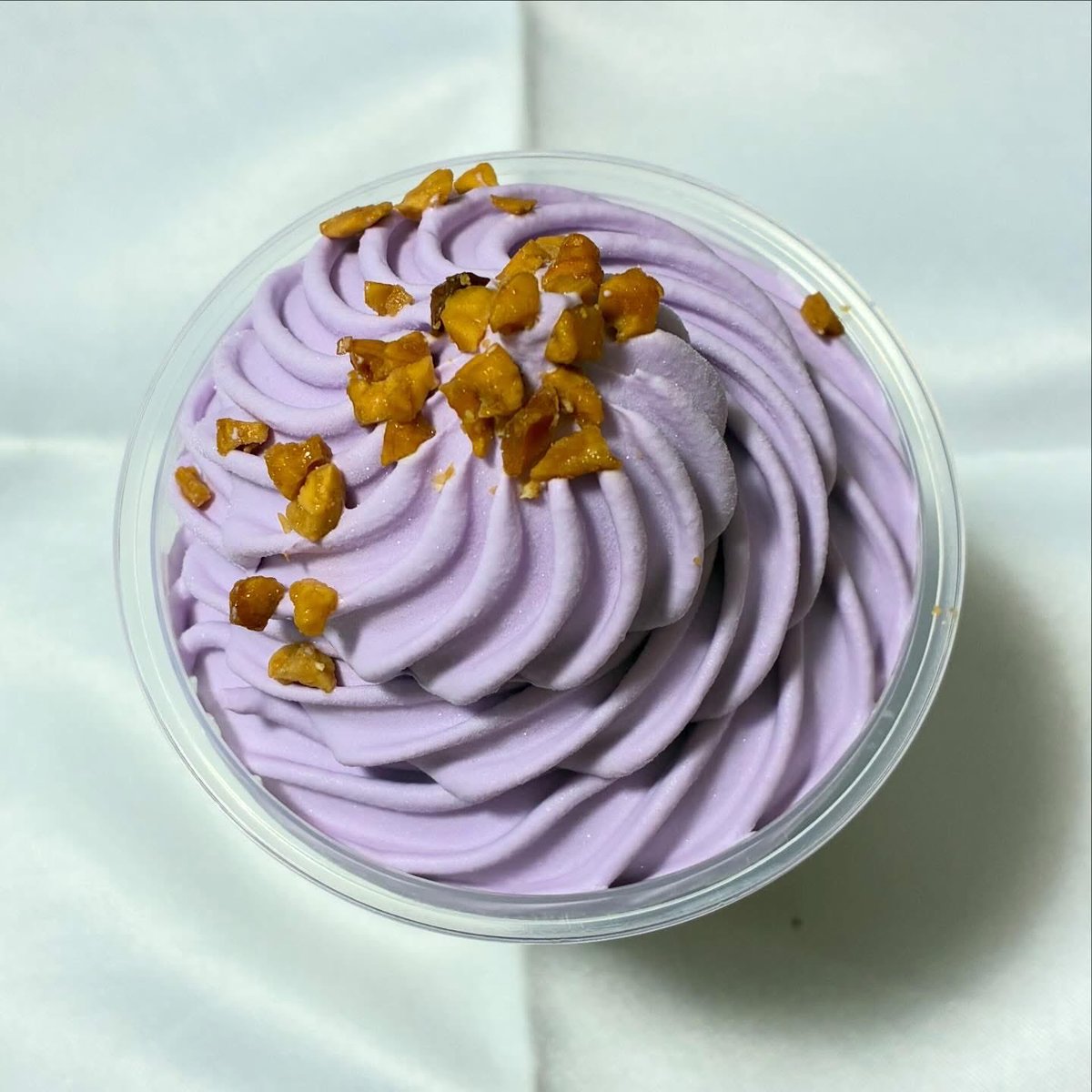 【1月12日(月)の〆アイス】一日の〆アイスを投稿している私にとってピッタリの商品名。天面のキャンディングアーモンドと紫芋アイスを一緒に食べると芋ケンピの味がしてニマニマ。下のミルクアイスも美味しい。
『21時にアイス　紫芋モンブラン』 ★★★★★
#アイス #赤城乳業