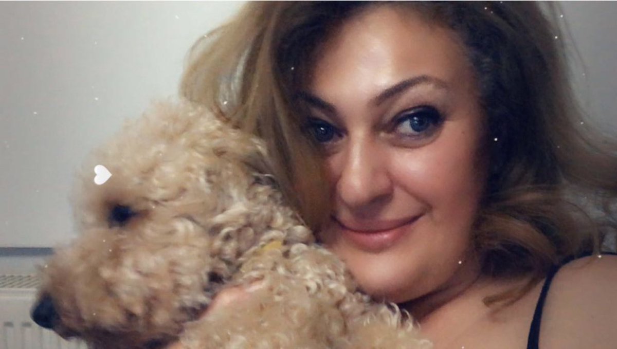 anastasia3535's tweet photo. Bana sürekli gavur tohumu diye küfreden kitle için, son bir kez açıklama yapacağım. Bu mevzuu artık fazlasıyla rahatsız edici bir hale geldi zira. 😡

İsmim Anastasia,  ortodoks bir Türk’üm ben. Atatürk’e ve ülkeme yürekten bağlıyım. Bazılarınızın sıklıkla yazmaya cüret ettiği gibi siyonist ya da Amerika sevdalısı değilim, aksine nefret ederim.

Her türlü müziğe ilgim olsa da Türk Halk Müziğinin yeri başkadır bende, özellikle deyişlerin… bağlama da çalarım piyano da ama tercihin hangisi derseniz bağlama derim elbette.

Güzel rakı içerim, geyik muhabbetinin dibine vururum, anlayana denk düşersem. 

Kahkahalarım aynen sizin gibidir. Dinim farklı diye başka türlü akmaz kanım, rengi de kırmızıdır. 

Müslümanın acısını da sırtlanırım, hristiyanın da, ateistin de… sevinirim mutluluğunuzla , ayırt etmeksizin.

Atadan dededen CHP’liyim, başka parti tanımam, bilmem. 

Hayvanları insanlardan çok sevdiğim zamanlar olur, acımasızlıklara denk düştüğümde. Yorulurum haksızlıklara maruz kalan kim olursa olsun, yaşadıklarını düşündükçe…

İşte ben buyum. Sizlerden biri… 

Bana hakaret etmeden önce, umarım şu yazdıklarım gözünüzün önüne gelir ve belki utanırsınız.