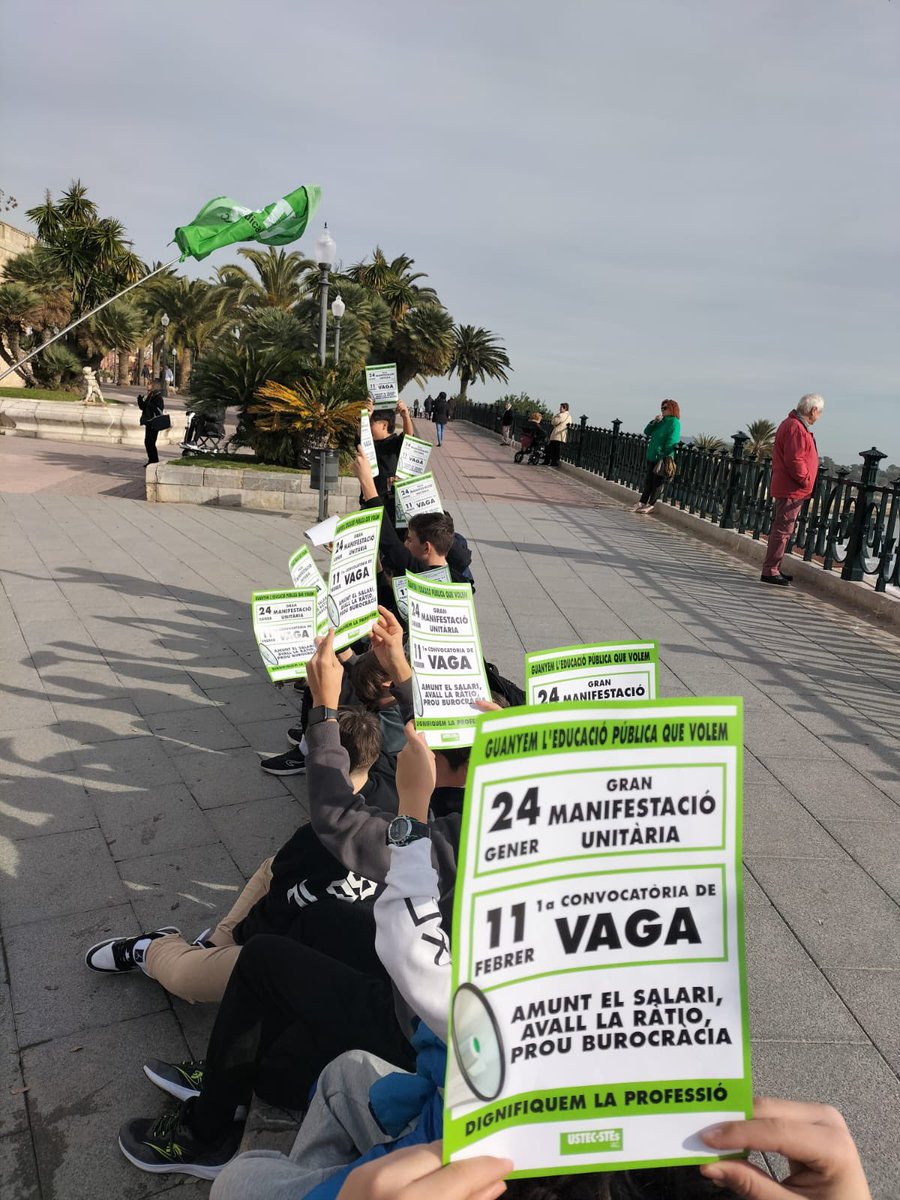 📢 Tarragona desplegant pancarta.

🟢 25 GRAN MANIFESTACIÓ 11:30h Arc de Triomf BCN
🟢 11 de febrer VAGA per l’educació 

Preparar-nos avui és la clau per conquerir drets demà!

#dignifiquemlaprofessió