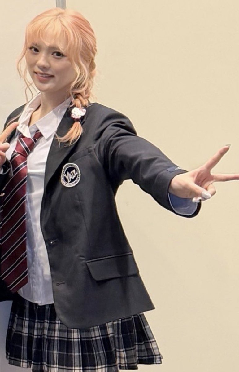 制服リオちゃんっ！！ やばいほんまにかわいすぎる😭 #NiziU #RIO