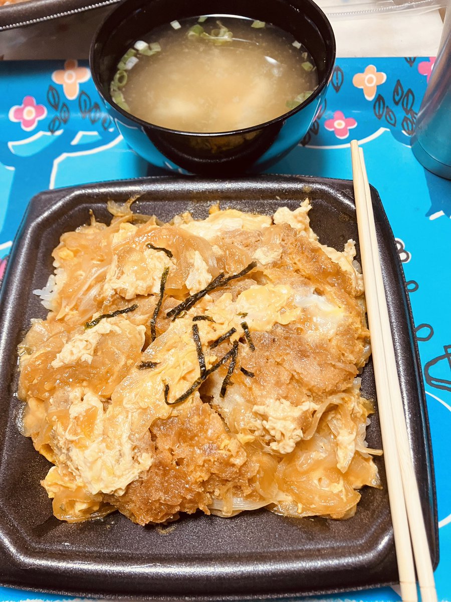Yi2xQ's tweet photo. 日が沈む迄に
無事帰宅して
荷解きしての成人の日の夕食は
TRIAlL GOのロースカツ重と
味噌汁です🥢
ごちそうさまでした🙏
＃おうちごはん ＃晩ごはん ＃ばんめし ＃ディナー ＃晩めし ＃晩御飯 ＃ロースかつ重 ＃カツ丼 ＃TRIAlL ＃夕食 ＃晩飯 ＃ごちそうさまでした https://t.co/InAmj1G01w