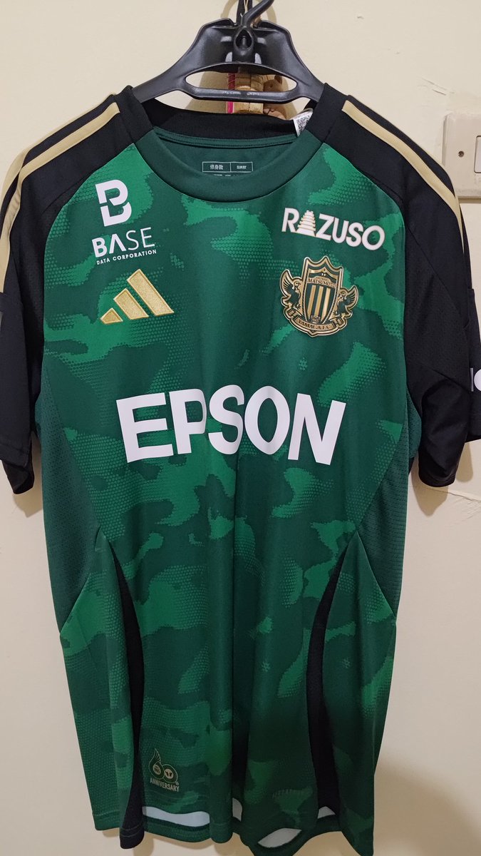 rismana15's tweet photo. @Jerseyforum Termasuk klub J3 league ini, sepertinya tiap tahun selalu dapat design custom dari adidas japan, bahkan kadang ada edisi spesial tiap tahunnya. https://t.co/HDwUWSCZmq