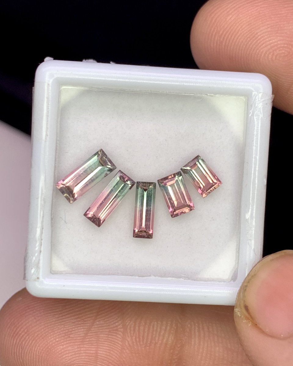 Rehmat_gems's tweet photo. 天然バイカラートルマリン 1.88カラット バゲットカット 5個セット

販売中！
価格はお問い合わせください！

#トル��リン #バイカラートルマリン #ウォーターメロントルマリン #天然トルマリン #バイカラー #bicolortourmaline #tourmaline #watermelontourmaline https://t.co/Lpi5Tx1PA3