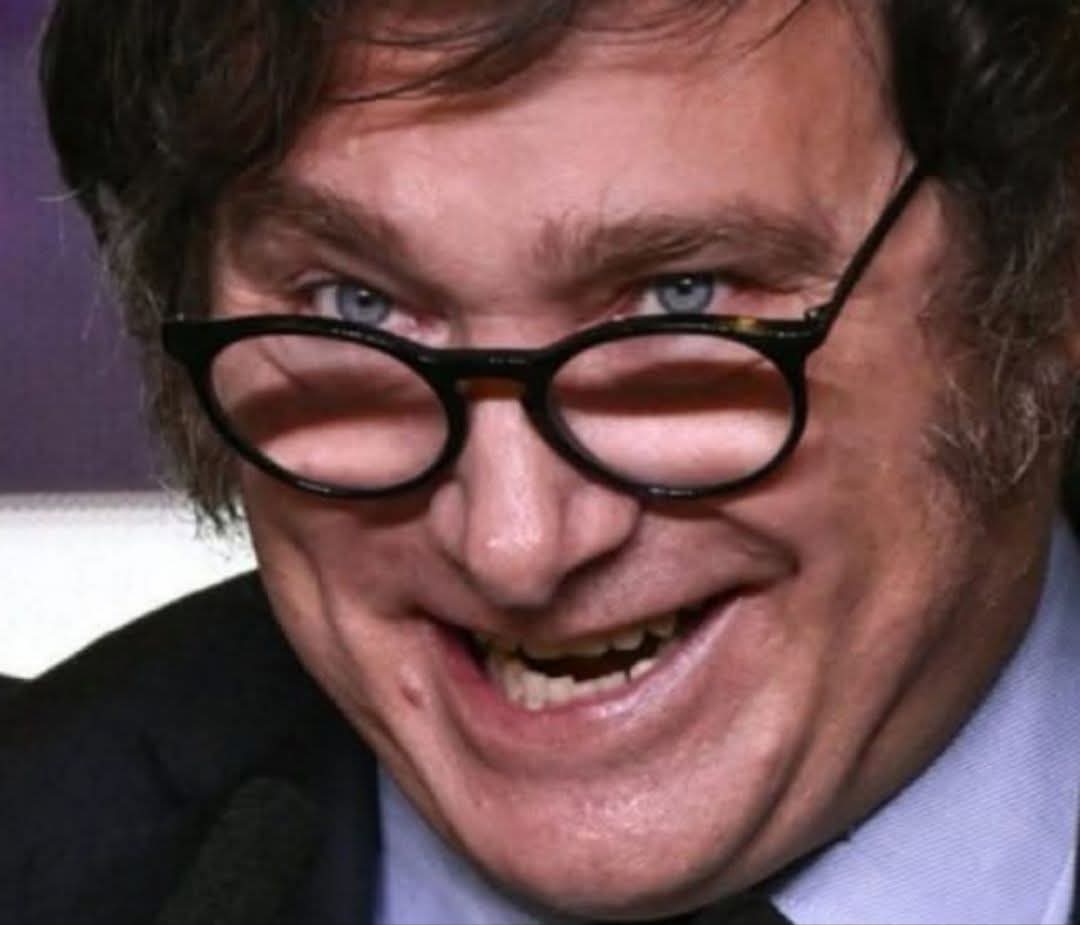 Como #argentinos miremos lo que ocurre en la #patagonia.
El cipayo <a href="/JMilei/">Javier Milei</a> esta entregando nuestro territorio. 
El pueblo argentino está siendo vilmente distraído por los medios hegemónicos.
¡Hay que leer, analizar  y comprometerse, porque sino después será demasiado tarde!