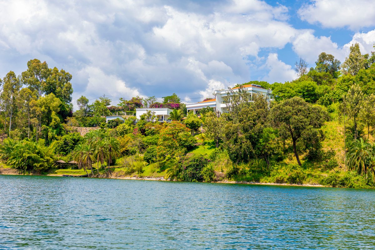 KarongiDistr's tweet image. Mu Murenge wa Bwishyura hari kandi INN ON THE LAKE, Hoteli ikikijwe n’ubusitani bubereye ijisho, uyirimo asa n'uri mu rugo mu buryo bwihariye binajyana na serivisi ahabwa. Hari n'amahumbezi aturuka mu kiyaga cya Kivu. Video: shorturl.at/v3t4H Wasura: shorturl.at/3sYaa