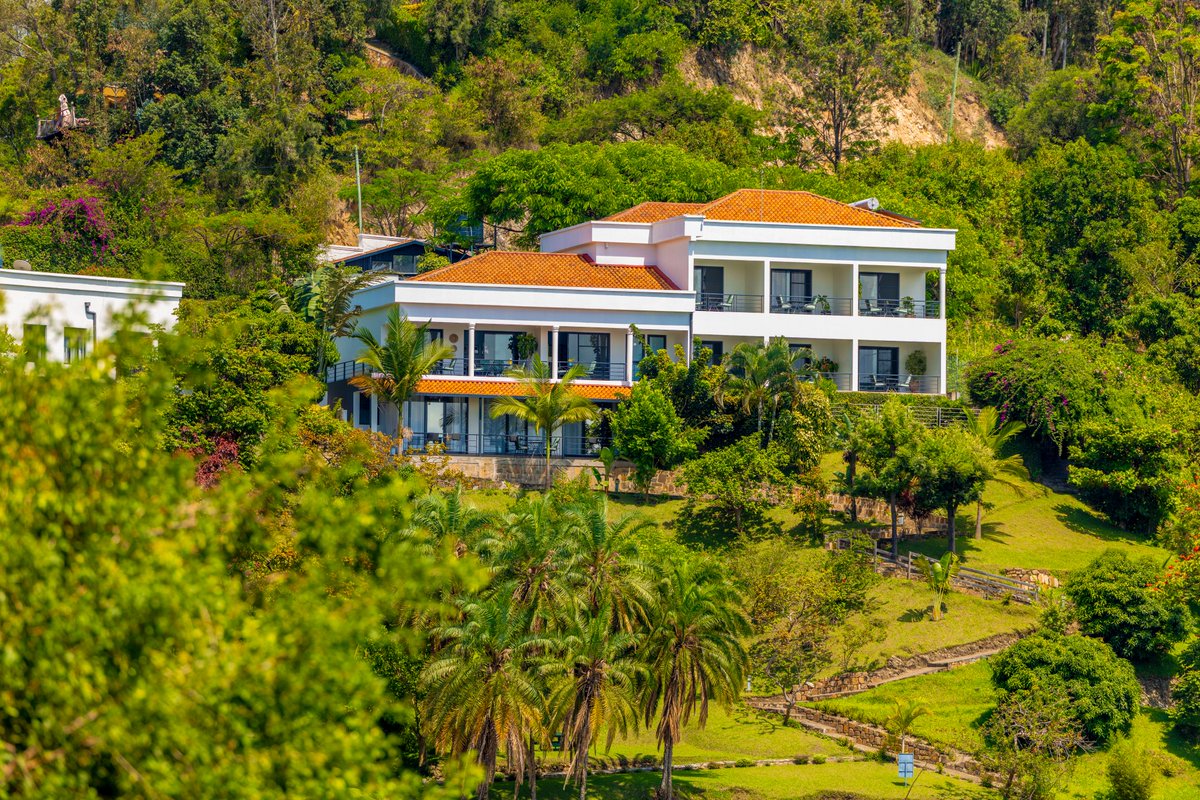 KarongiDistr's tweet image. Mu Murenge wa Bwishyura hari kandi INN ON THE LAKE, Hoteli ikikijwe n’ubusitani bubereye ijisho, uyirimo asa n'uri mu rugo mu buryo bwihariye binajyana na serivisi ahabwa. Hari n'amahumbezi aturuka mu kiyaga cya Kivu. Video: shorturl.at/v3t4H Wasura: shorturl.at/3sYaa