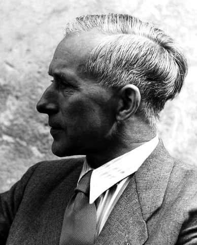 Sol_Invicte's tweet image. «La panique dont nous constatons tant de symptômes en tant de lieux est déjà l’expression d’un esprit entamé, d’un nihilisme passif, qui provoque le nihilisme actif. Rien de plus facile que d’effrayer celui qui croit tout fini avec l’effacement de son existence transitoire.»