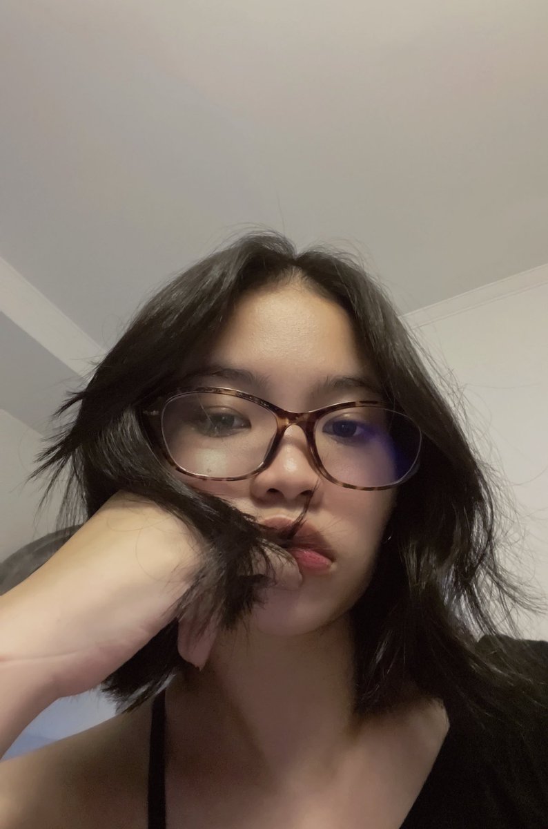 foto kiri rambut panjang tapi bawahnya kering rusak karena hampir keramas tiap hari + pakai hairdryer karena ngegym (please jangan di tiru)

akhirnya mutusin bondol + fokus treatmenr keratin di rumah, sekarang JAUUUH lebih sehat &amp; gak kering sama sekali