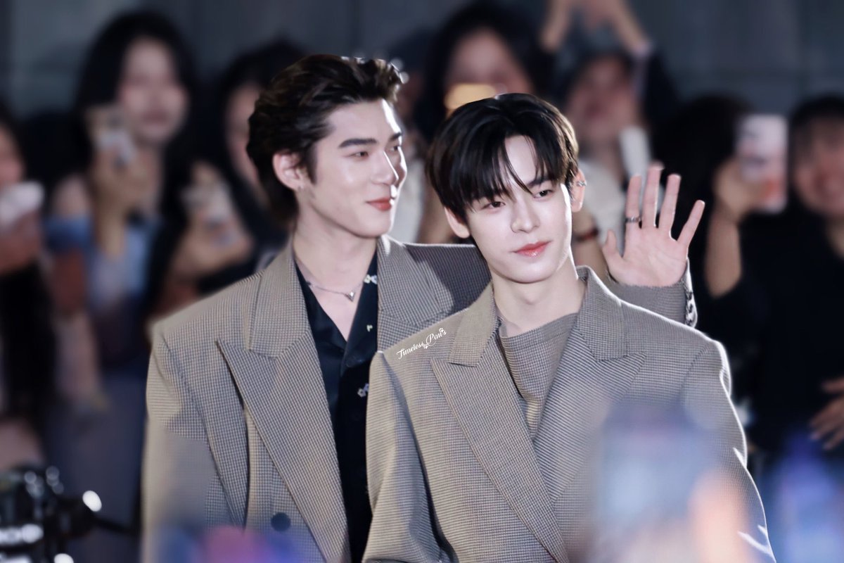 ภาพนี้ตี๋ตี๋ป๋อดูดีมาก ออร่าพี่ดาราเบอร์ใหญ่เจิดจรัสมาก  😭