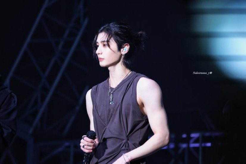 샤넬백을 사다주실거같고 야가다를뛰실거같고
내가자고있을때 혼자나가서몸쓰는일을 하고있을거같고