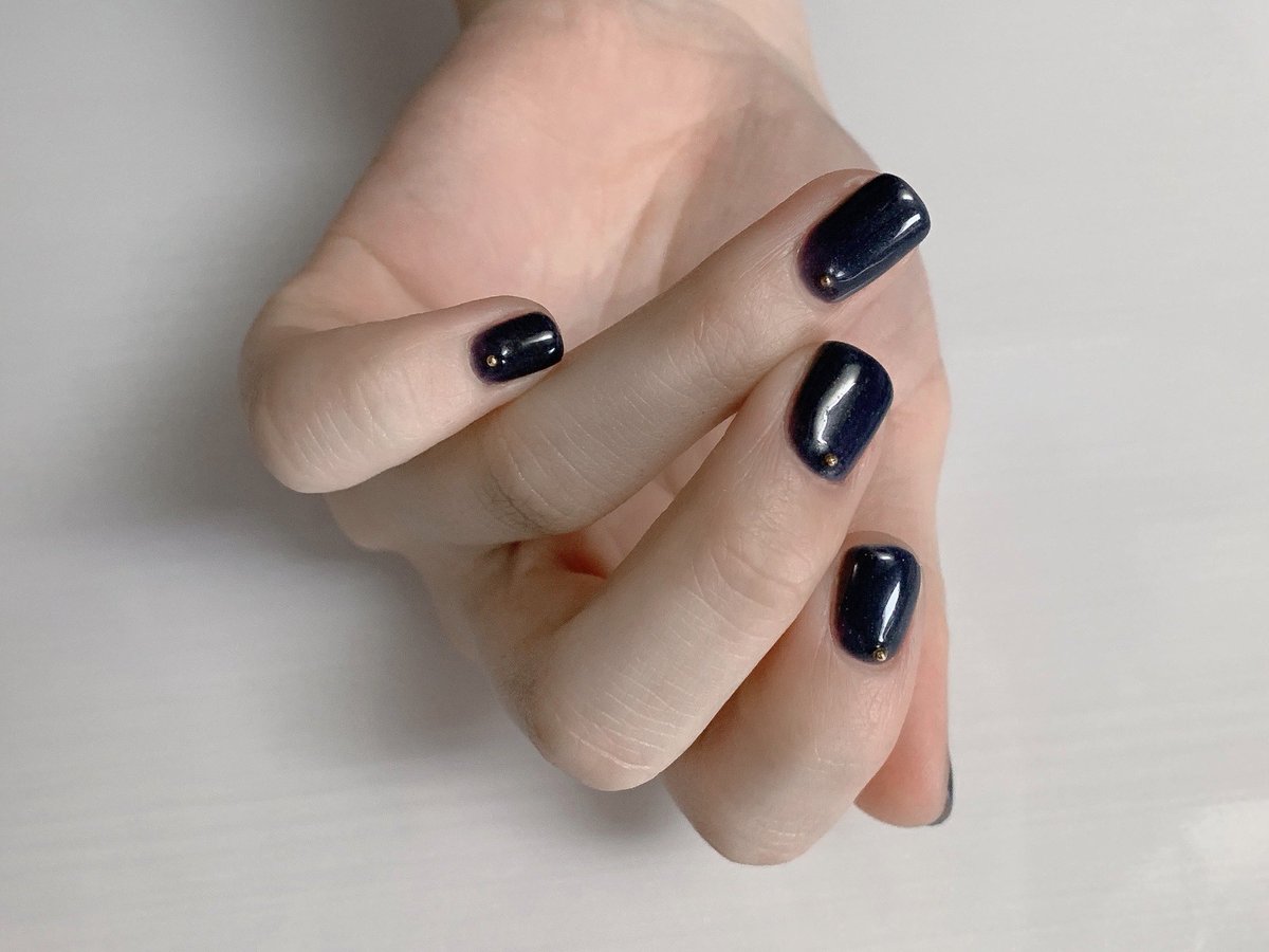 Punnoco_nail's tweet photo. ネイビー×ゴールドスタッズネイル https://t.co/hUKfXRaAZc