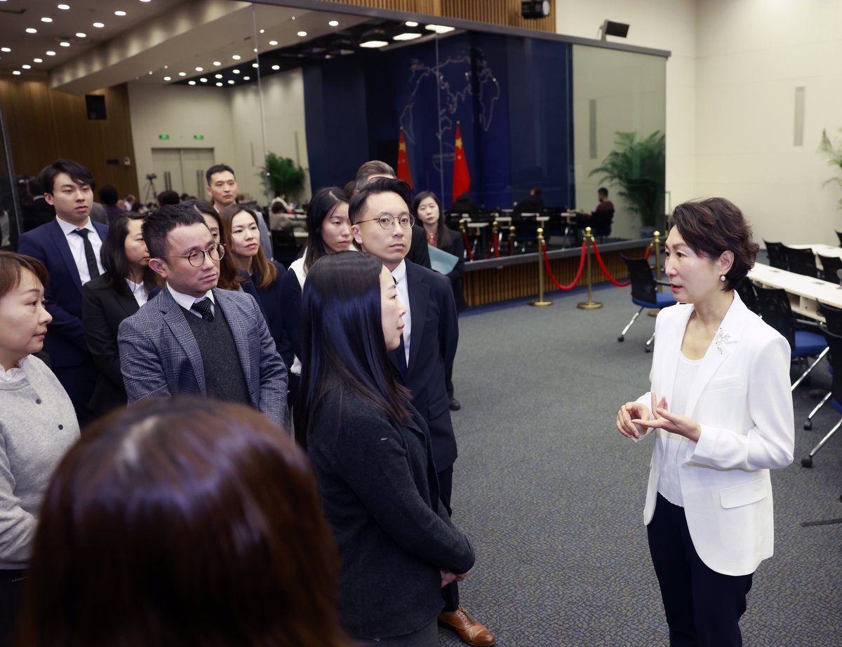 SpoxCHN_MaoNing's tweet photo. Glad to meet with collegues from the HKSAR’s Information Services Department today who are in Beijing for the Tsinghua National Studies Course. @DHMT_MFA_CHINA https://t.co/5SEoDIjG9j