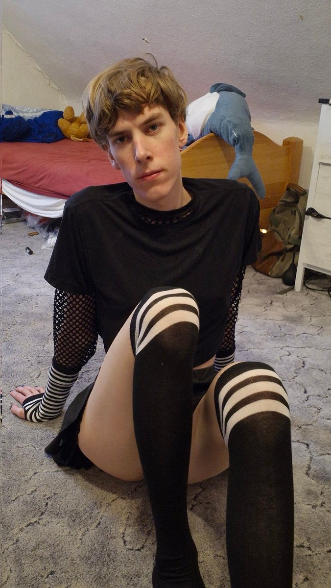 Flophonex's tweet image. every boy should wear thighhighs