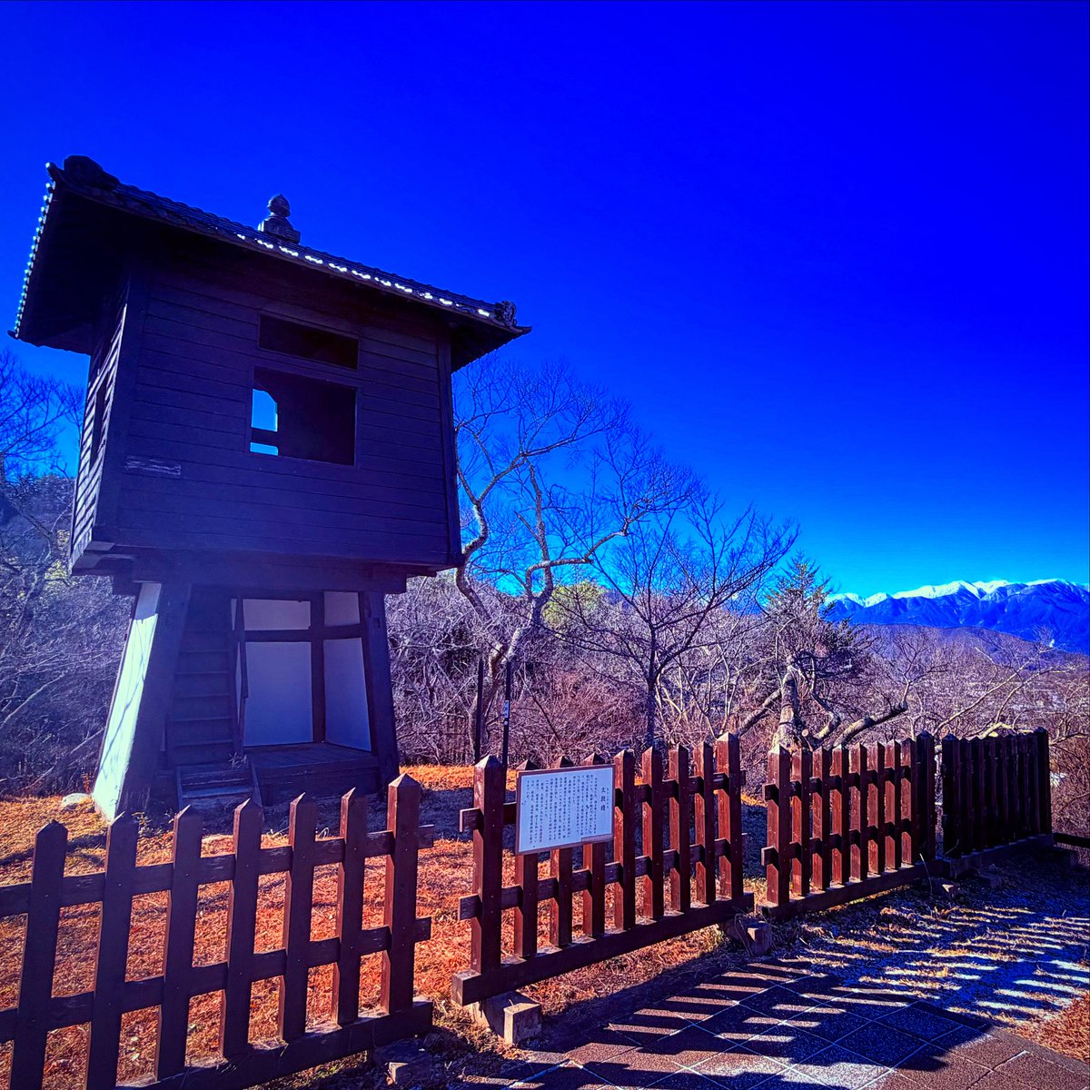 tf2005's tweet photo. 以前から「天下第一の桜」で知られる高遠に憧れていた。駅から城跡までは徒歩で片道20分ほど。雪はまだ完全に解けきらず、桜が咲き誇る季節の賑わいも影を潜めていたが、不思議と重厚な歴史の気配と、詩のように静かな古い町並みが何度も心を揺さぶった。桜の季節にもう一度この愛しい土地を訪れたい。 https://t.co/9iFvRVIyg9