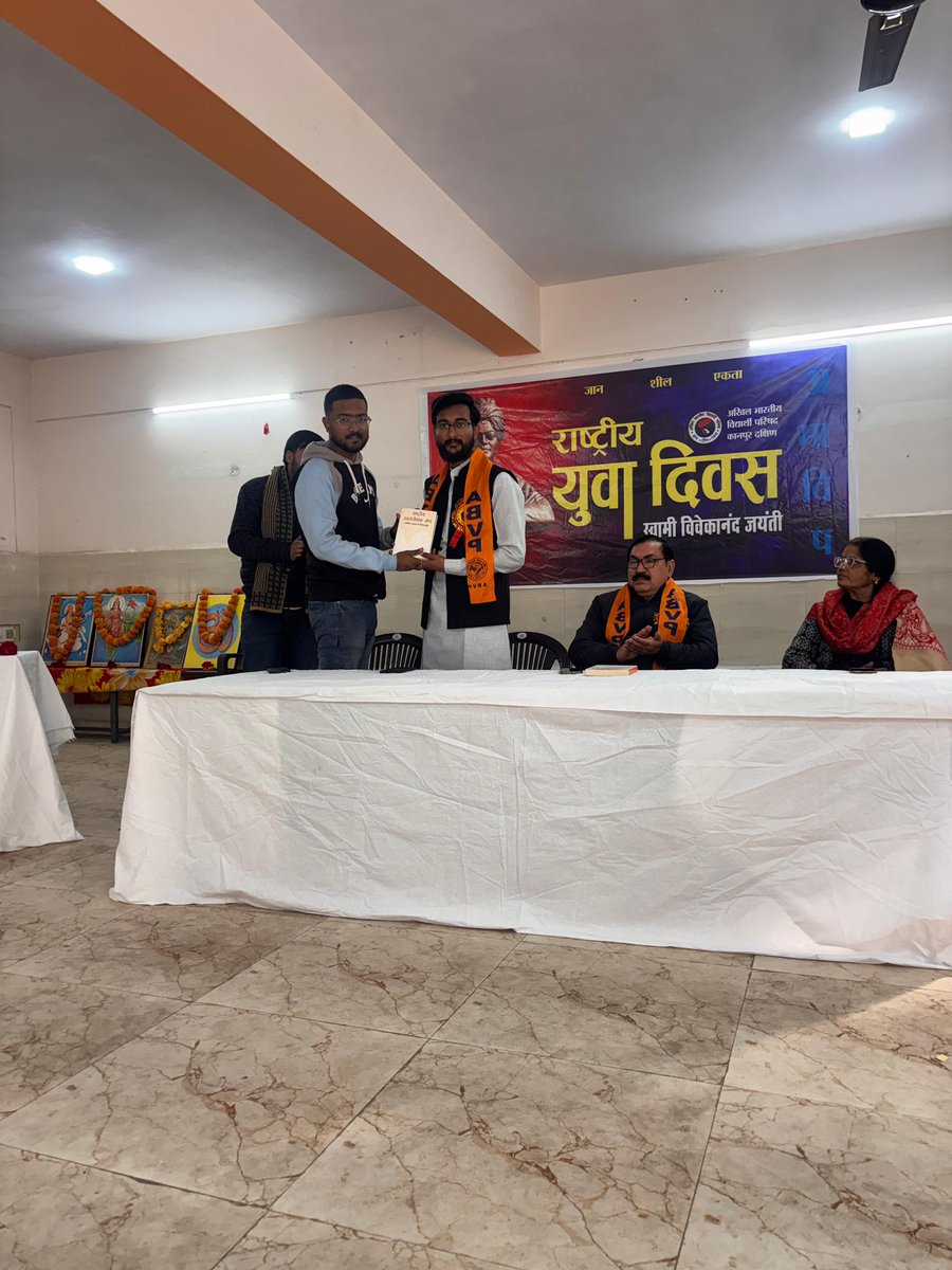 AMhanagar58366's tweet photo. 📍कानपुर दक्षिण 
अखिल भारतीय विद्यार्थी परिषद,कानपुर महानगर की बर्रा नगर में राष्ट्रीय युवा दिवस के अवसर पर संगोष्ठी का आयोजन किया गया जिसमें प्रवासी के रूप मे प्रांत सहमंत्री श्री निशेंद्र जी उपस्थित रहे https://t.co/aP1T3QphN2