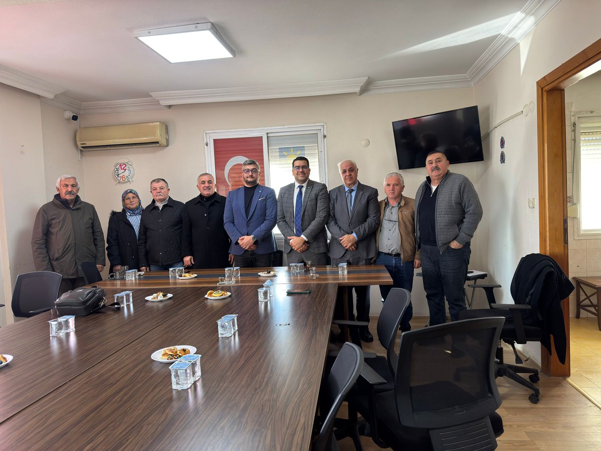 Bugün ziyaretimize gelen İyi Parti İzmir İl Başkan Yardımcımızdan Sn. Ali Barış Ercan, Sn. İshak Gündüz, Sn. Nizamettin Yılmaz başkanlarıma teşkilatım adına teşekkür ederim. Haftasonu gerçekleştirilecek olan Kurultayımızla ilgili verimli bir toplantı gerçekleştirdik. 🇹🇷☀️